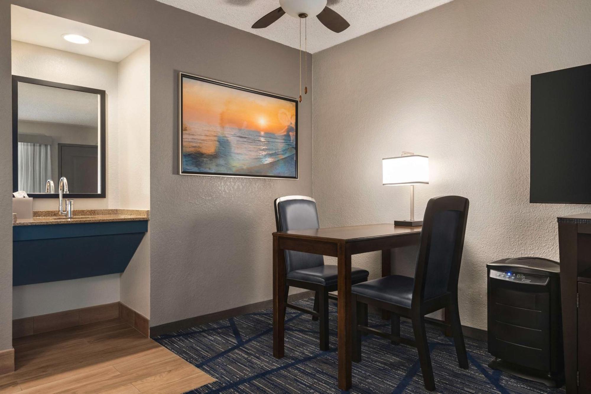 Embassy Suites By Hilton Miami International Airport Miami Springs Екстериор снимка