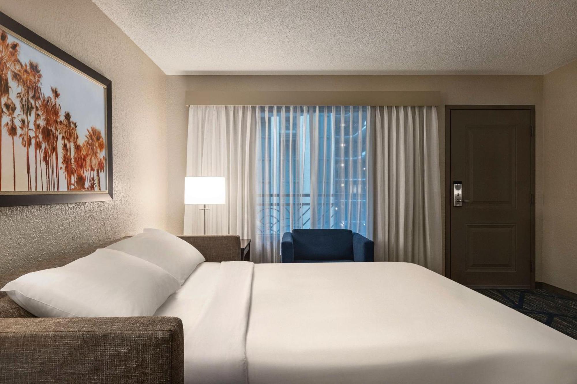 Embassy Suites By Hilton Miami International Airport Miami Springs Екстериор снимка